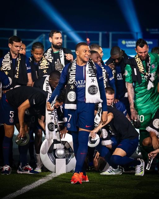 巴萨绝杀巴黎圣日耳曼，姆巴佩乌龙送礼世界杯