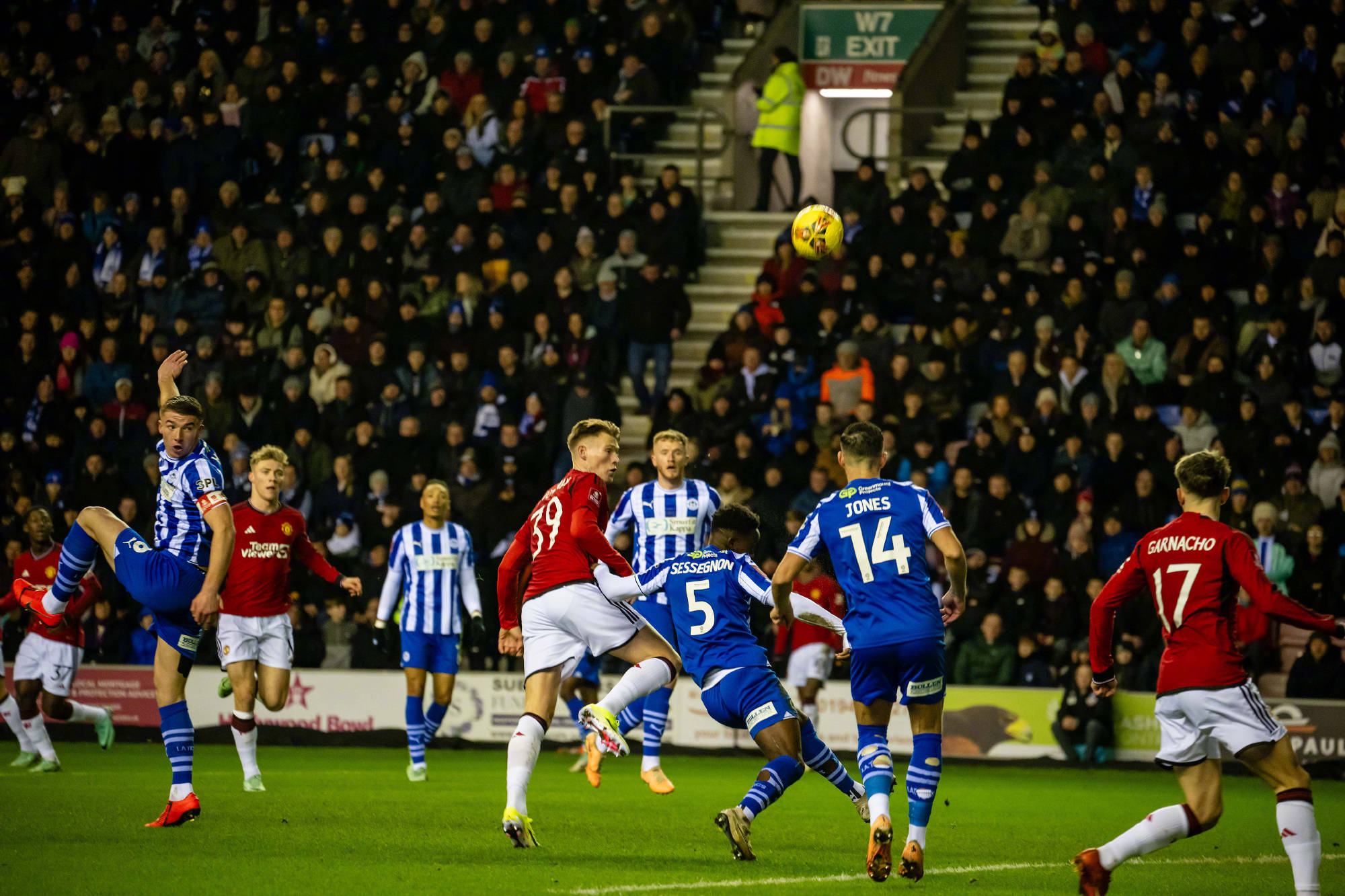 那不勒斯战平热刺，凯恩乌龙送礼足总杯