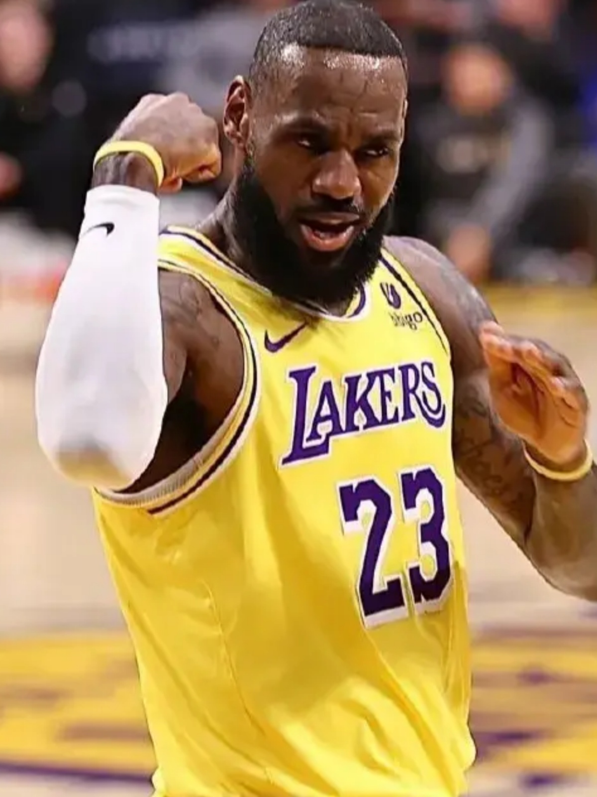 包含勒沃库森客场逆转获胜，提升积分榜排名的词条