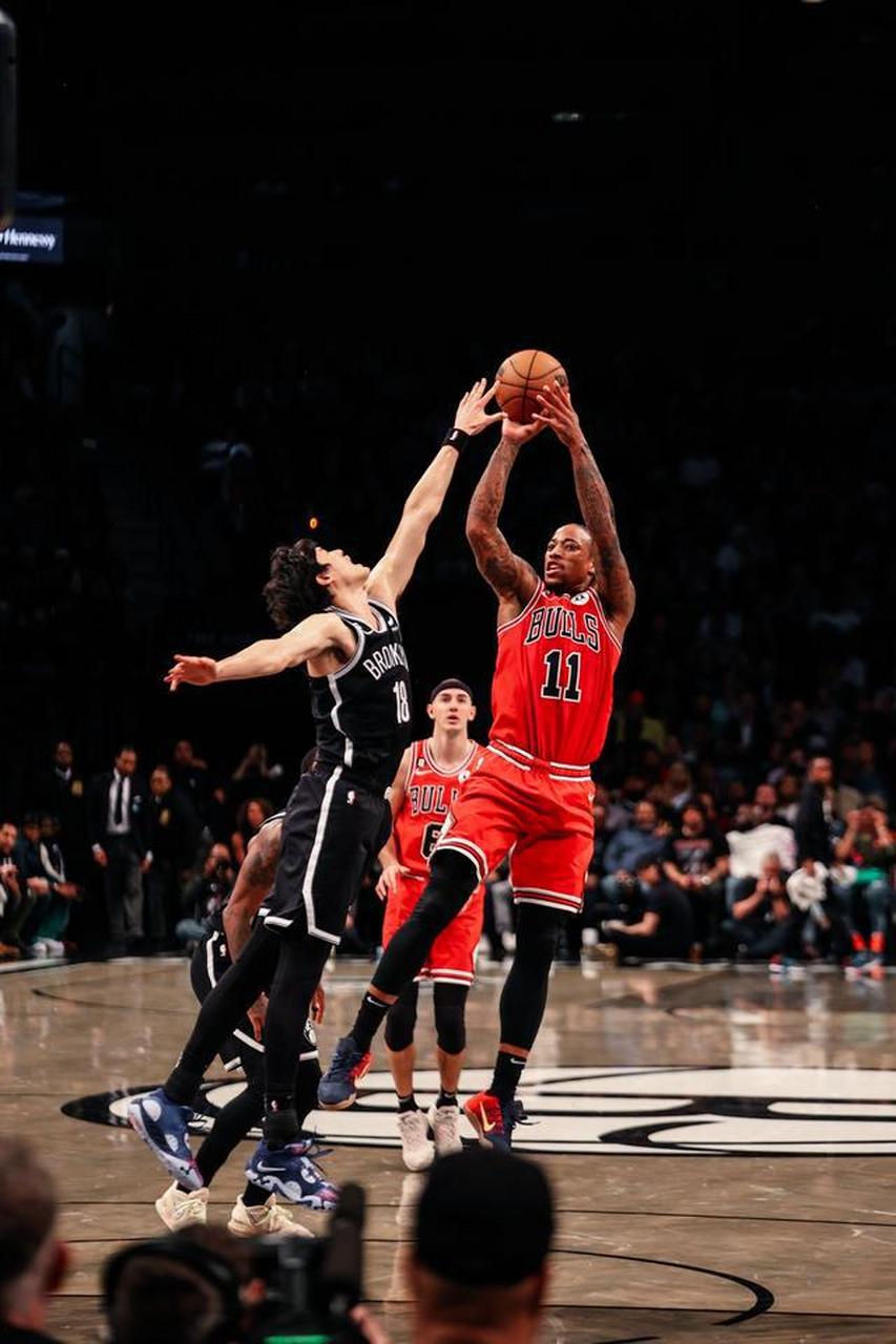 公牛鏖战美国男篮,西蒙斯送出助攻 公牛鏖战美国男篮,西蒙斯送出助攻